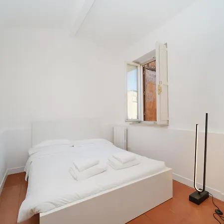 Juan's Trevi Buddyrent Apartment