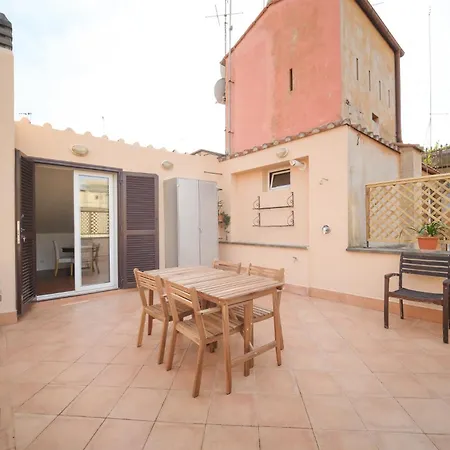 Juan's Trevi Buddyrent Apartment