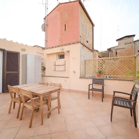 Juan's Trevi Buddyrent Apartment
